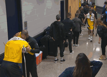 哈利伯顿通道迎接队友！麦康纳：毫不意外 这是他本性他是最棒的