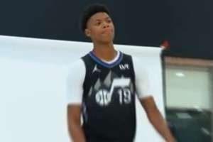 定了19号!爵士公布贝利球衣号码 此前尚未确定拍照均故意遮挡