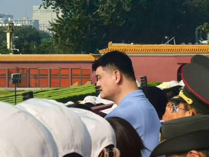 kaiyun-身形瞩目，姚明现场观礼阅兵仪式