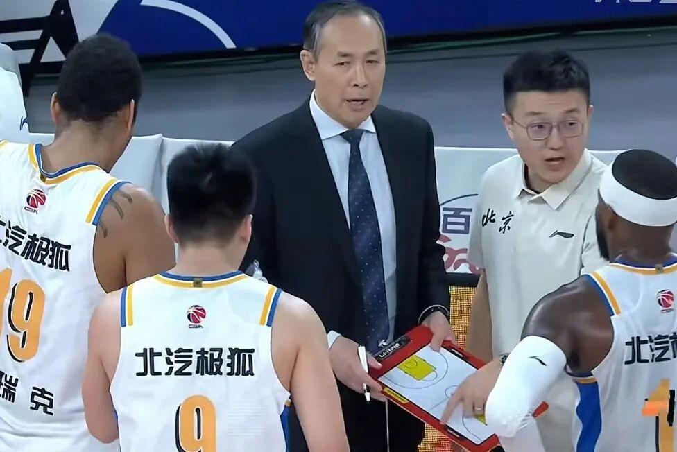 开云-北京男篮下半场崩盘，上海男篮19分大胜，翟晓川12+6范子铭辣眼睛