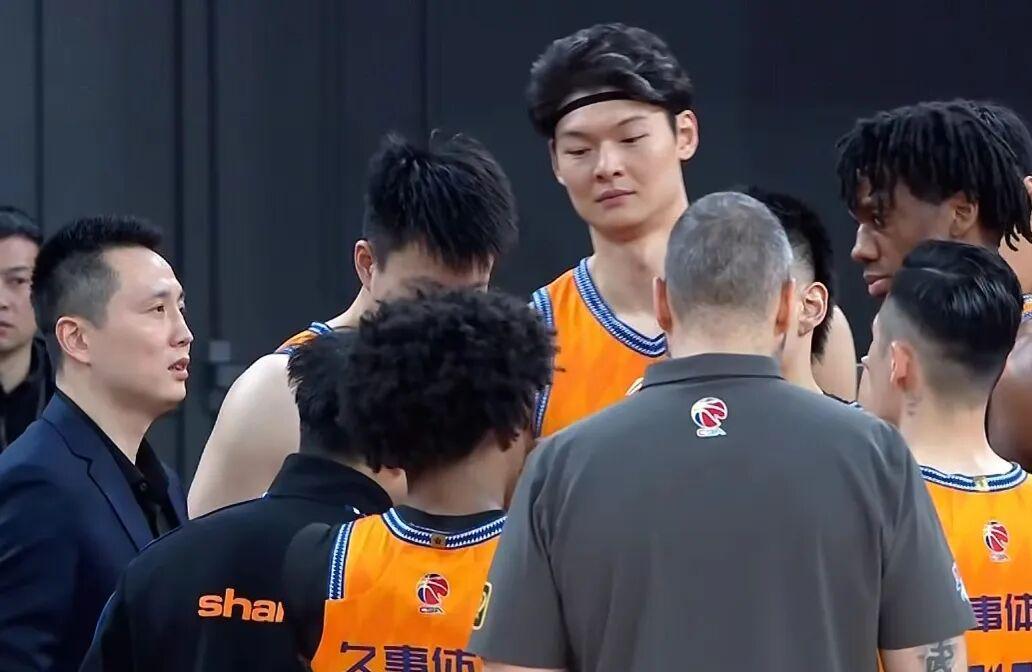 开云-北京男篮下半场崩盘，上海男篮19分大胜，翟晓川12+6范子铭辣眼睛