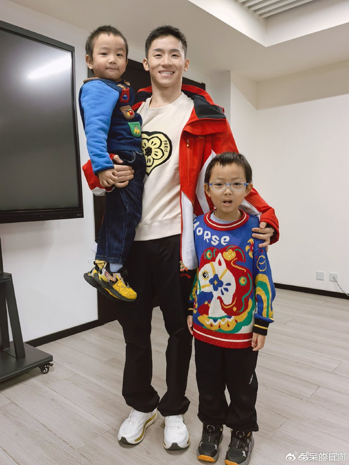 开云体育下载-徐梦桃抱着的男孩是谁？妈妈是中国冬奥悲情英雄，爸爸是千万富豪|自由式滑雪|李妮娜|王心迪|中国队|AC米兰_新浪体育_新浪新闻