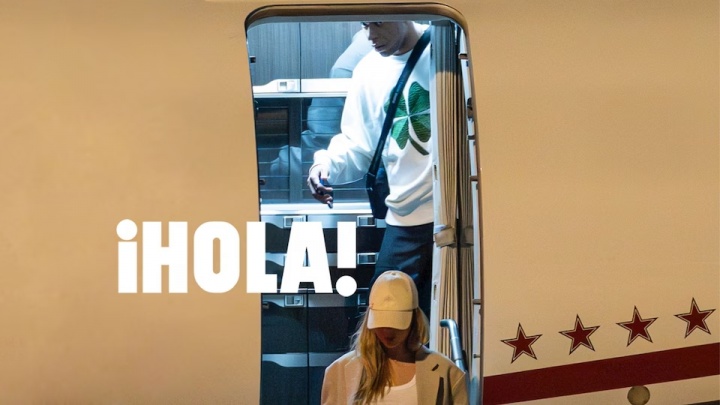 开云体育官网-姆巴佩被拍到与26岁绯闻女友走下私人飞机，两人在巴黎共度数日