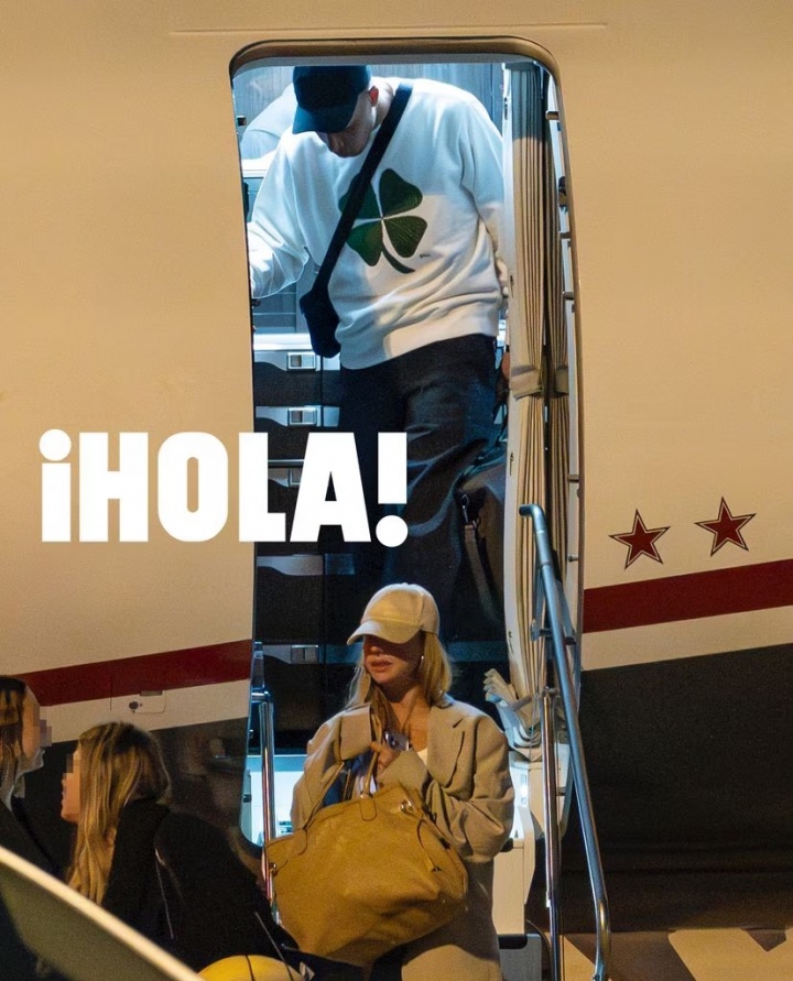 开云体育官网-姆巴佩被拍到与26岁绯闻女友走下私人飞机，两人在巴黎共度数日