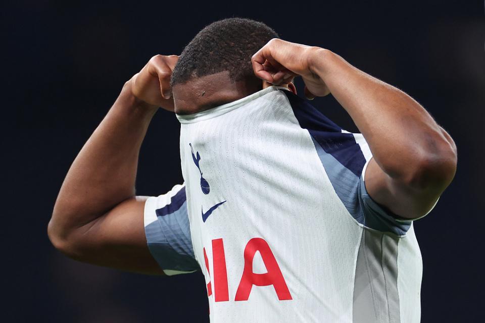 开云体育下载-1-3！十人热刺5连败+11轮不胜，距降级区仅1分，球迷失望半场退场